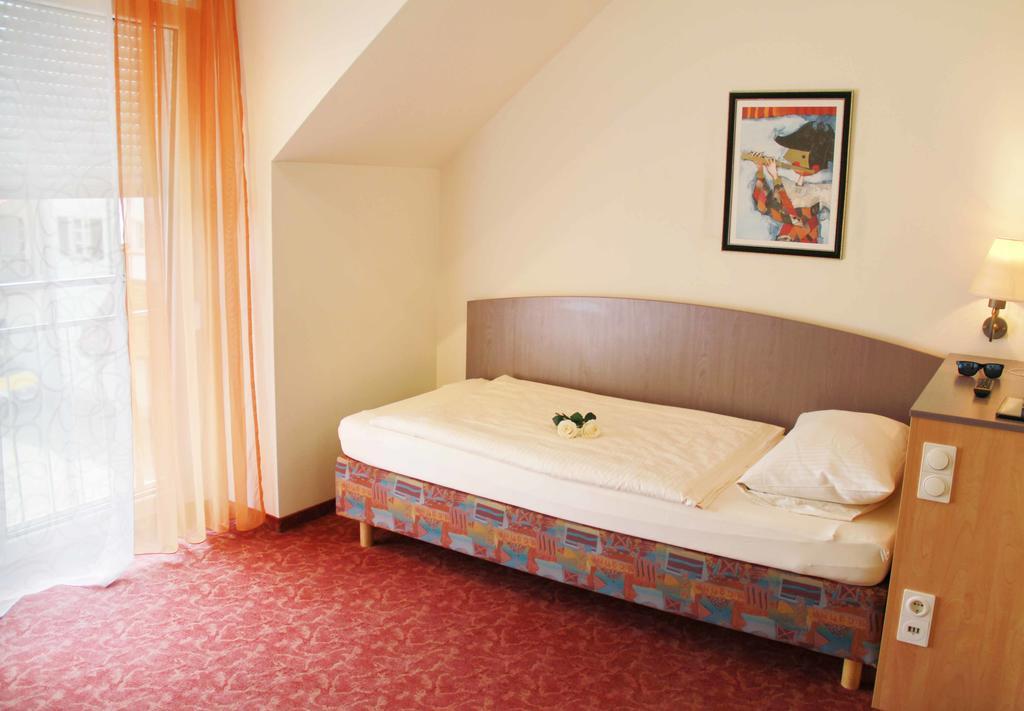 Hotel Gasthof Krone Цусмарсхаузен Экстерьер фото